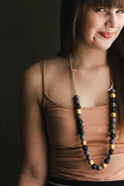 wood-bead-glitter-necklace-tutorial